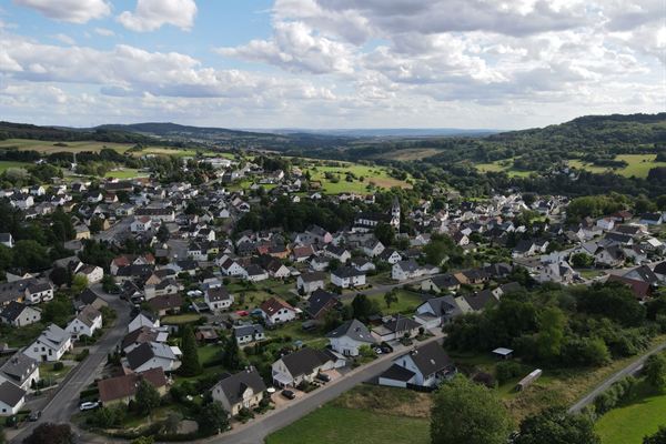 Der Ort aus der Luft, der Kirchturm überragt die Dächer