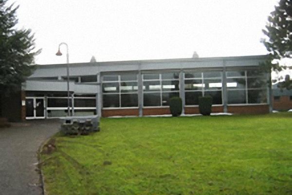 Die Mehrzweckhalle mit Rasenfläche